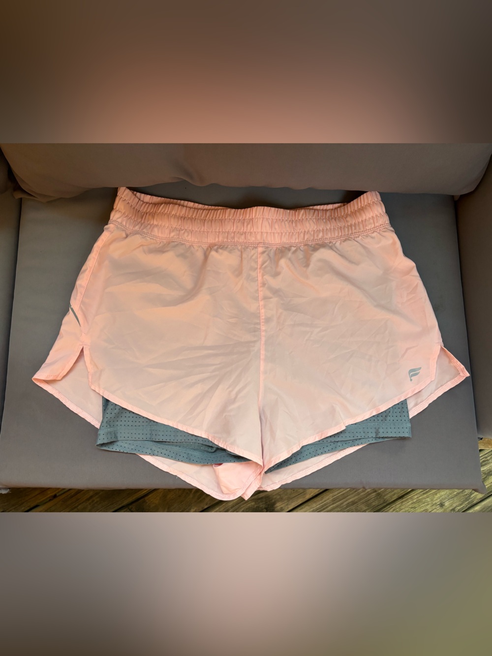 🏃‍♀️‍➡️ Fabletics Perforated 2” Running Shorts M Pink Gray 🤸🏽‍♀️🤾‍♀️🤽‍♀️
